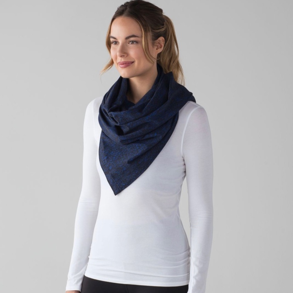 Lululemon Vinyasa Scarf Rulu with snap buttons